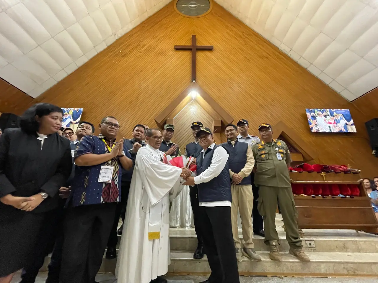 Momen Malam Natal, Wali Kota Depok Kunjungi GPIB Pancaran Kasih dan GBI Kamboja