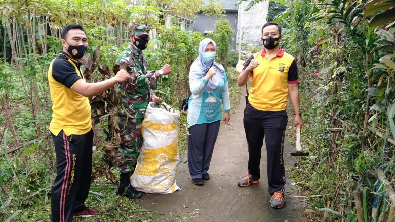 Putus Penyebaran Covid-19, KSTJ RW 01 Jatimulya Bersihkan Lingkungan