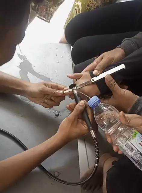 Aksi Petugas Damkar Depok Lepas Cincin Tersangkut di Jari Anak 13 Tahun