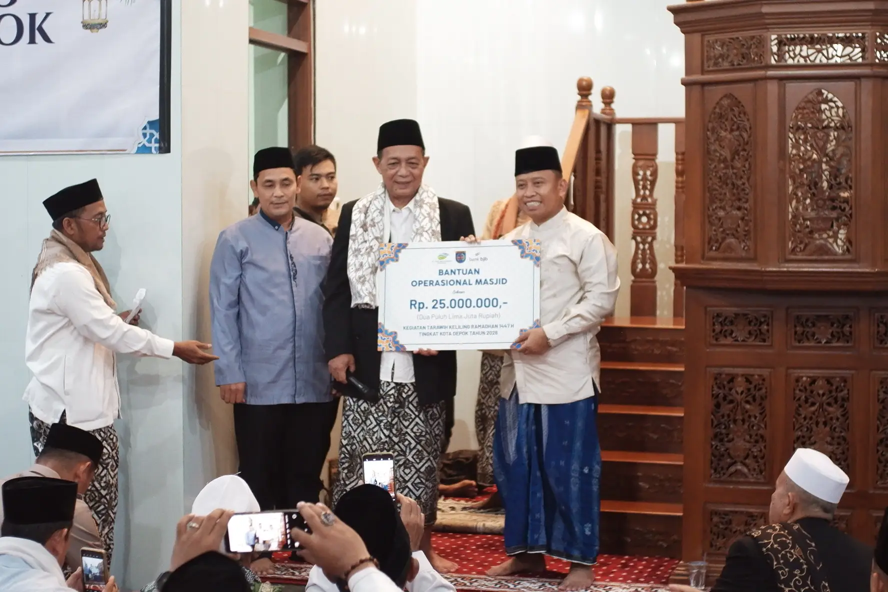 Pemkot Depok Serahkan Bantuan Dana Operasional hingga Jamsos Bagi DKM Masjid Jami Raudhatul Jannah