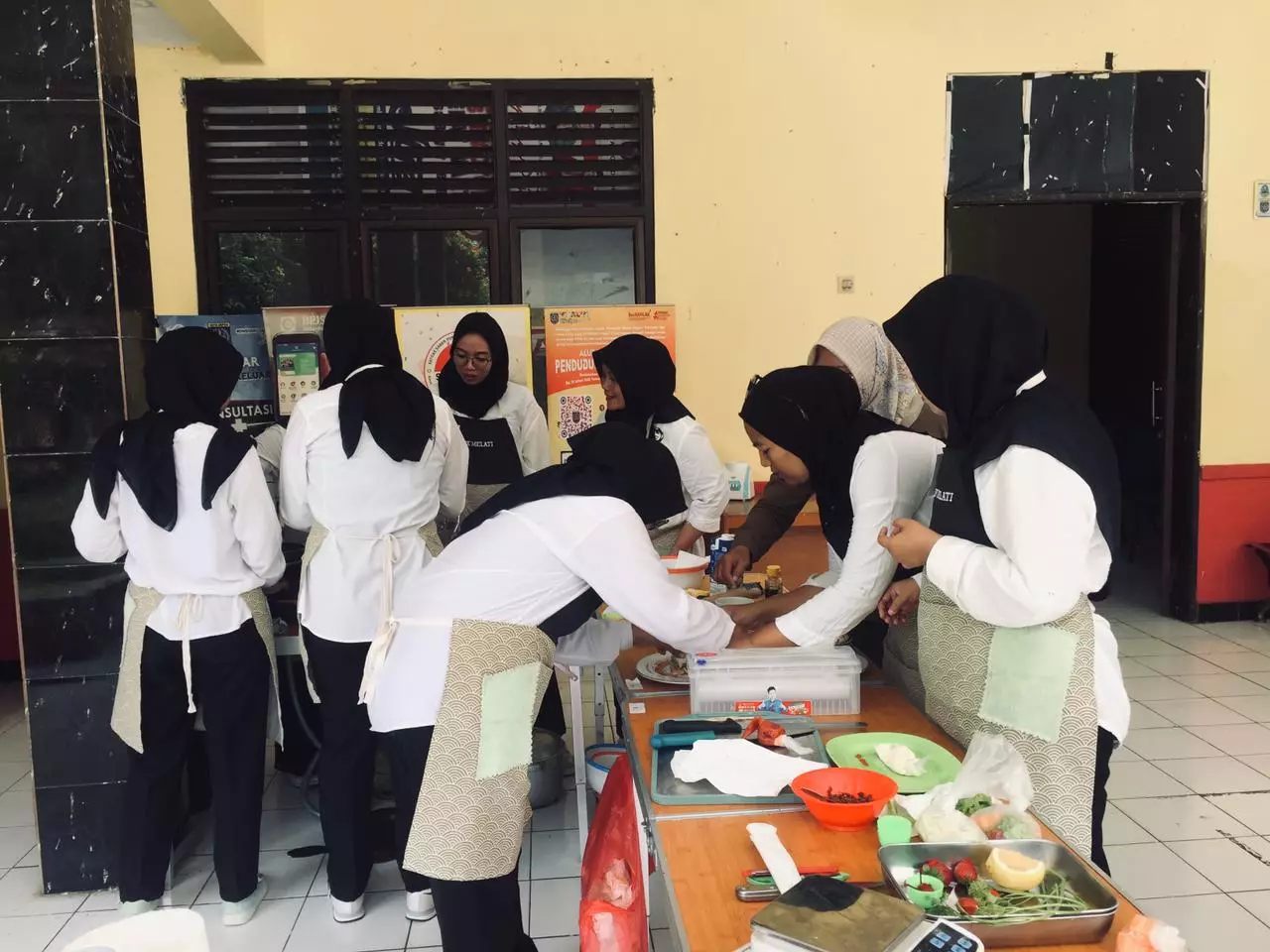 Peserta Pelatihan Tata Boga Kelurahan Bojongsari Baru Jalani Uji Kompetensi, Hidangkan Makanan Internasional