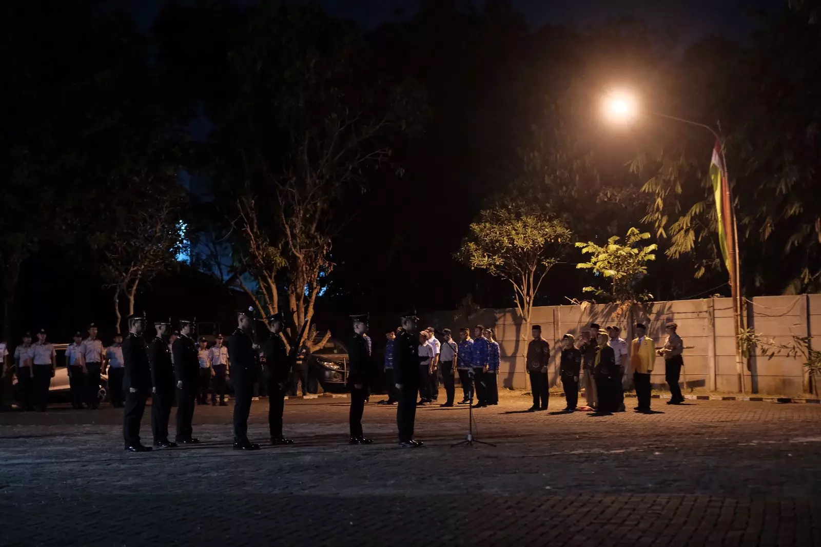 Kapolres Metro Depok Pimpin Apel Kehormatan dan Renungan Suci di TMP Kalimulya