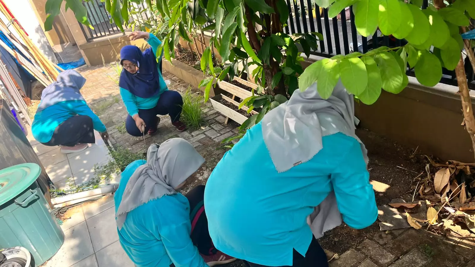 Giat Jumsih, Aparatur dan Stakeholder Bersihkan Lingkungan Kantor Kelurahan Cisalak