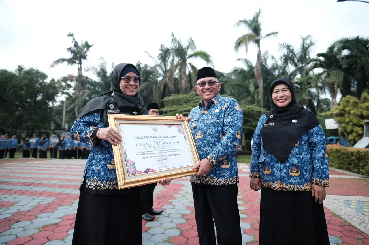 Wali Kota Depok Serahkan Penghargaan dari KemenPAN-RB ke Tiga Perangkat Daerah