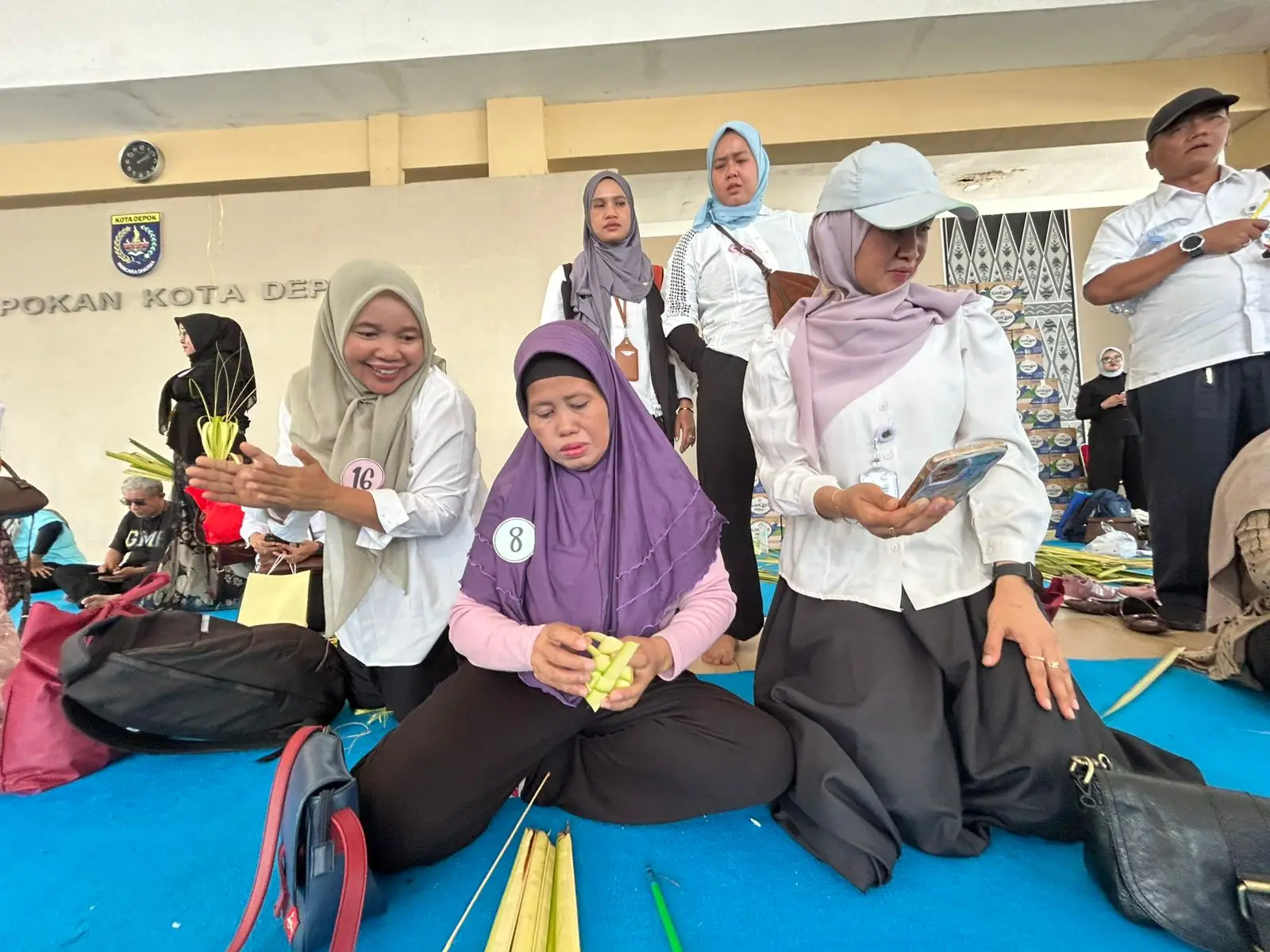 Lomba Nganam Ketupat Meriahkan Lebaran Depok 2026, Peserta Adu Cepat dan Kerapian Anyam Janur