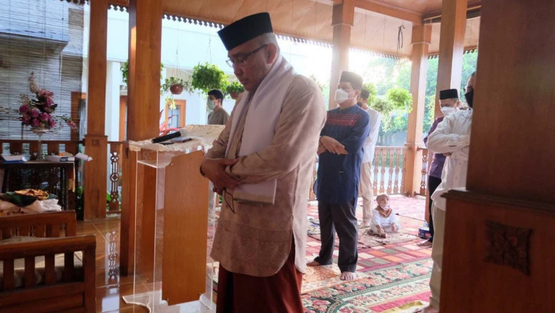 Wali Kota Depok Laksanakan Salat Idulfitri di Kediaman