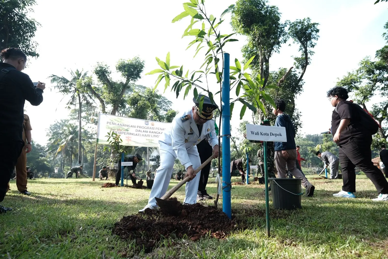 Diinisiasi Purnabakti, Pemkot Depok Tanam dan Sebar Ribuan Bibit Pohon
