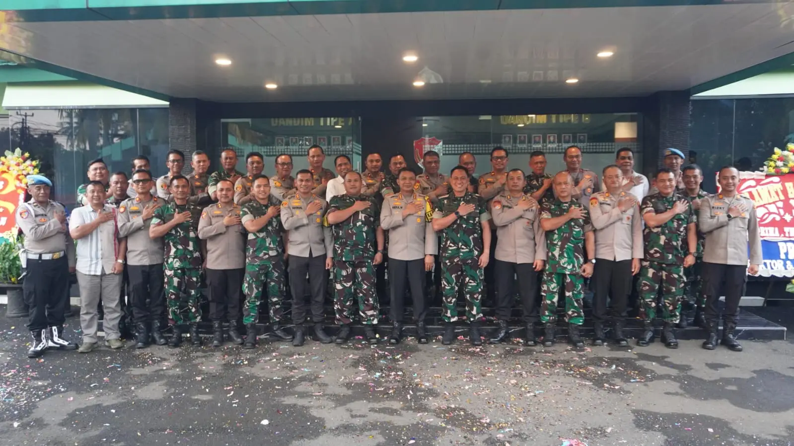 Penuh Keakraban, Polres Metro Depok Beri Kejutan untuk Jajaran TNI