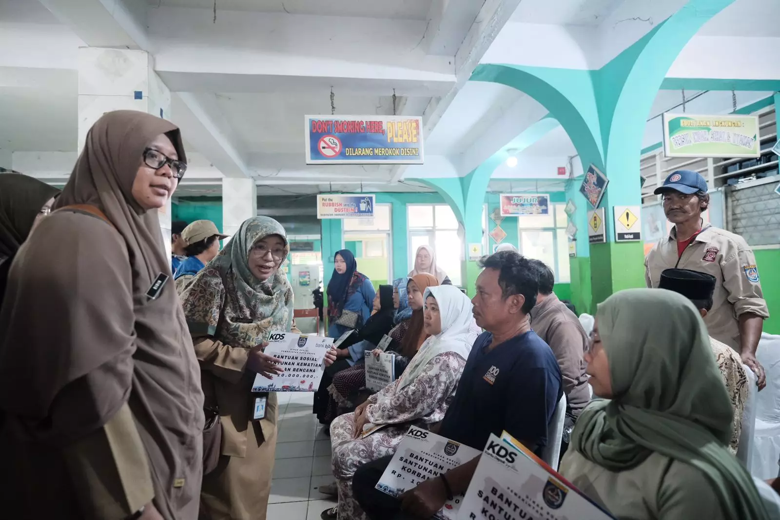 Dinsos Depok Bantu Evakuasi hingga Berikan Sankem Korban Kecelakaan Bus Subang