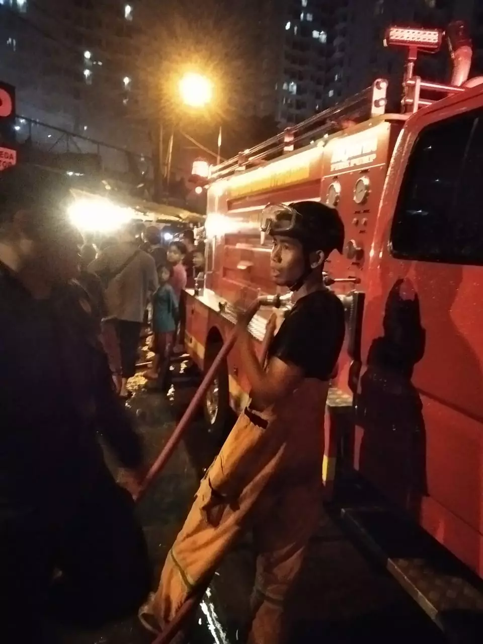 Berjibaku selama Dua Jam, Damkar Depok Berhasil Kendalikan Kebakaran di Pasar Kemiri