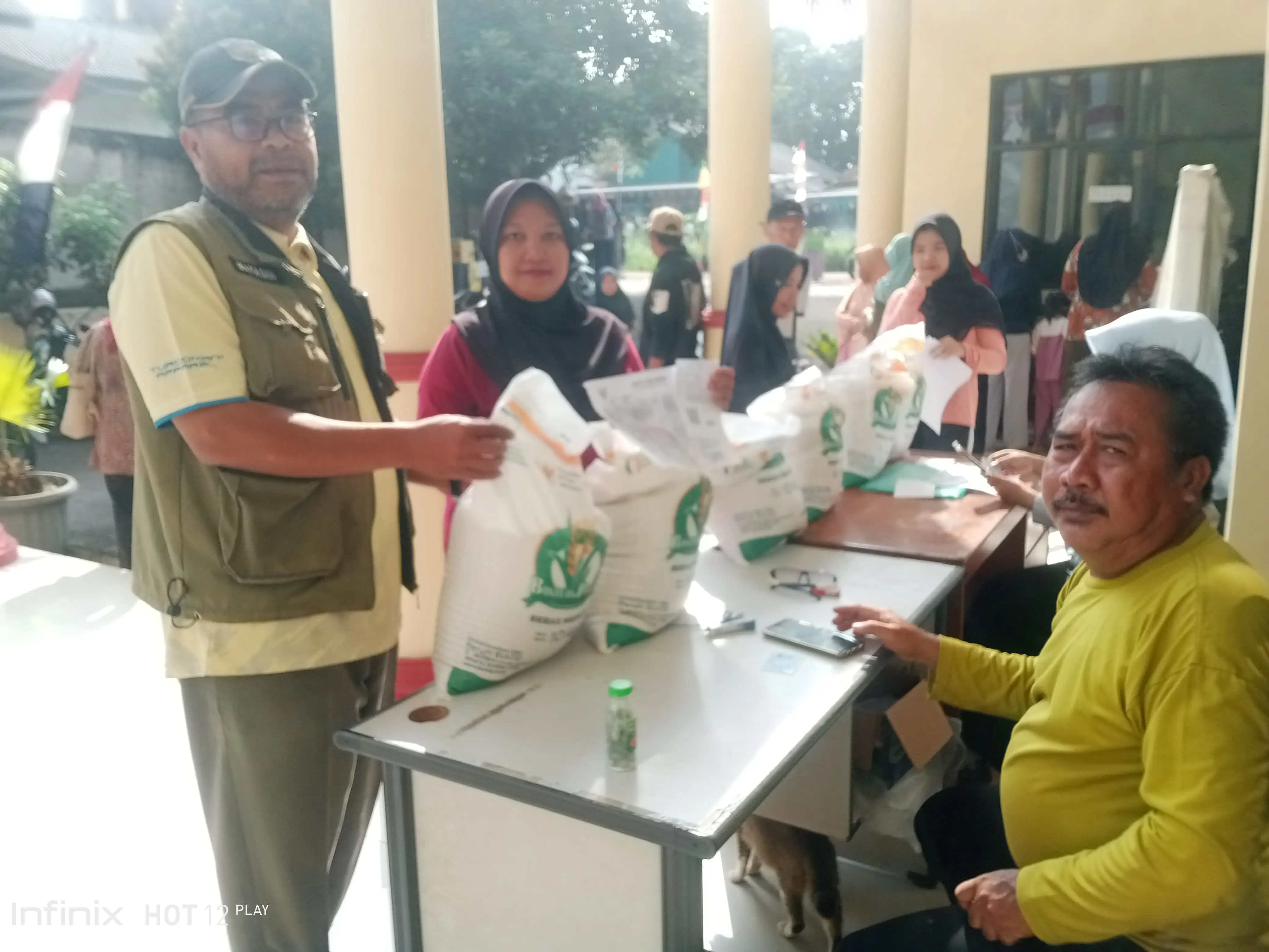 634 Warga Kalibaru Terima Bantuan Pangan, 12,68 Ton Beras Dibagikan