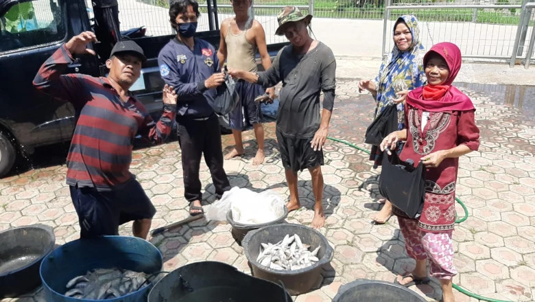 Bantu Penuhi Kebutuhan Warga, BBI Depok Bagikan Ikan Gratis