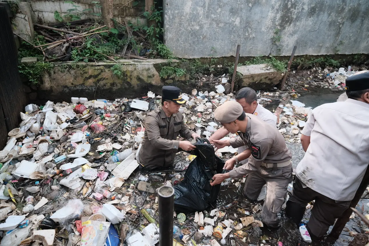 Wali Kota Depok Bersama Satpol PP Bersihkan Sampah di Kali Cabang Timur
