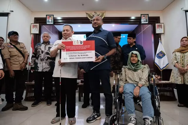 Kunker Spesifik, Komisi VIII DPR RI Serahkan Sejumlah Bantuan untuk Warga Depok