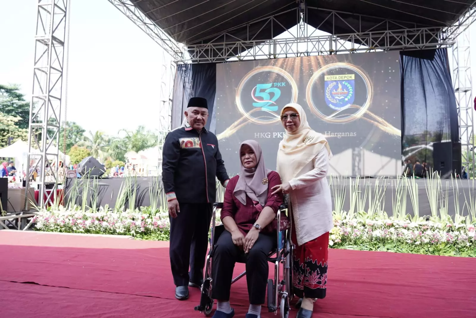 Puncak HKG PKK-Harganas 2024, Dinsos Depok Serahkan Bantuan Tujuh Kursi Roda