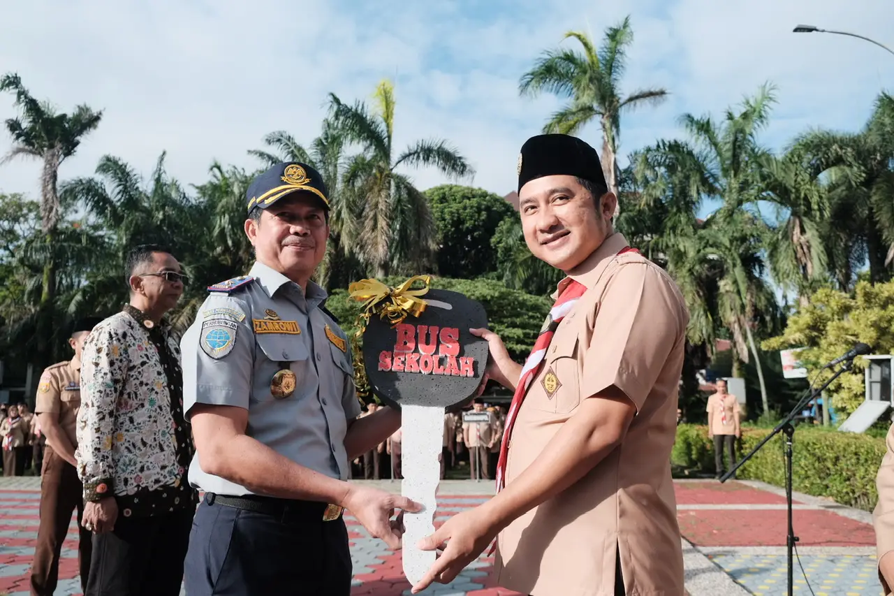 Momen Apel Pagi, Wakil Wali Kota Depok Serahkan Hibah Bus Sekolah dari Kemenhub
