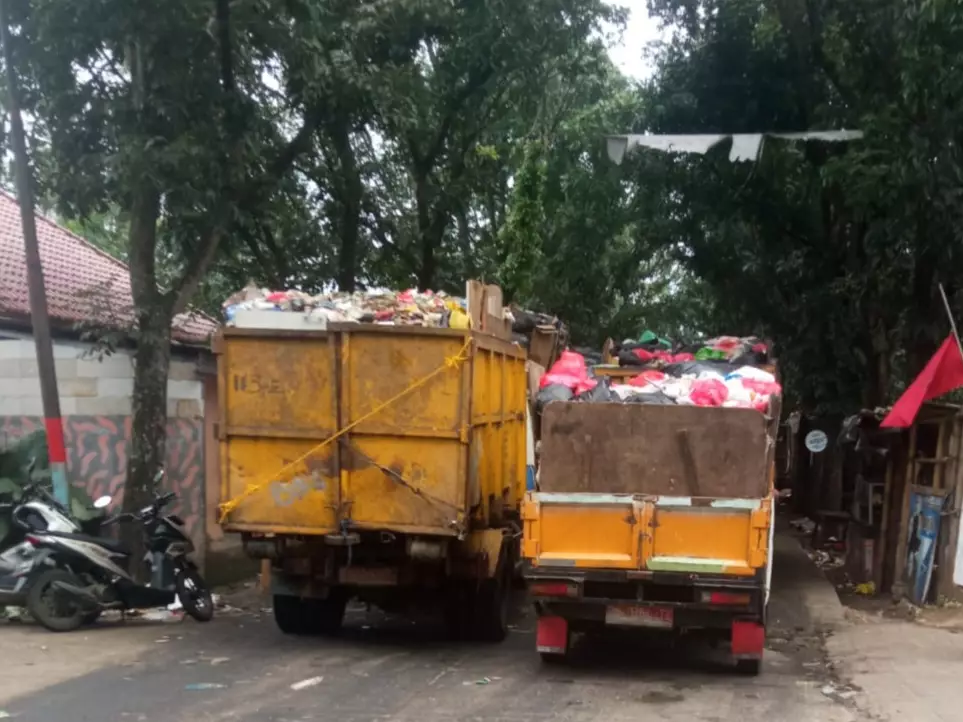 Truk Sampah Mengantre Masuk TPA Cipayung, Ini Penyebabnya