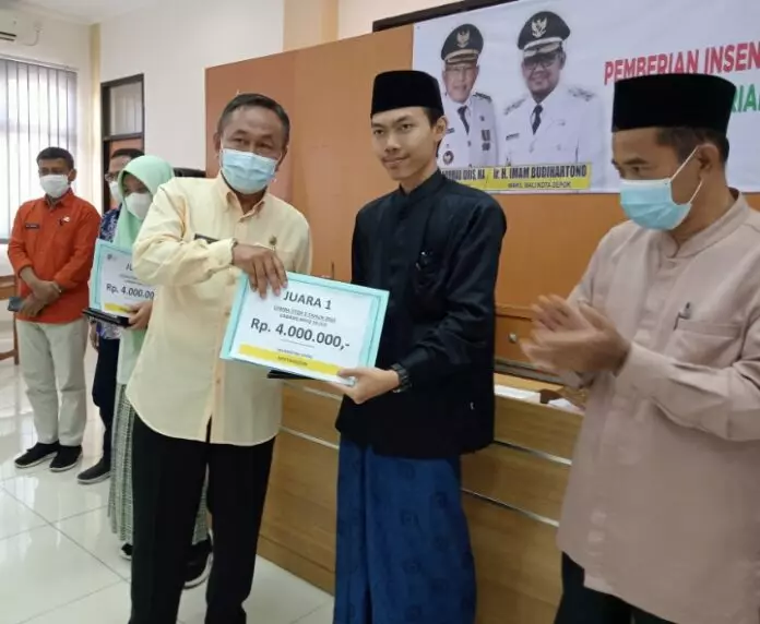 Kecamatan Cinere Serahkan Uang Kadeudeuh Kepada Penyumbang Medali di STQH Kota Depok