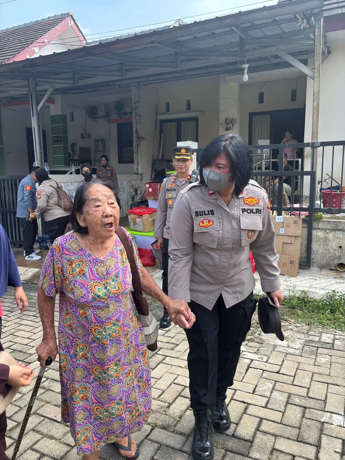 Polwan Polsek Bojongsari Tunjukkan Sikap Humanis Saat Eksekusi Rumah Lansia