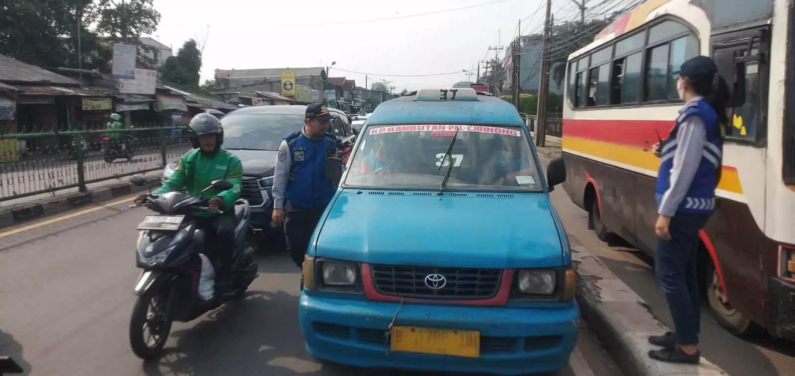 30 Angkutan Umum Terjaring Razia BPTJ dan Dishub di Jalan Raya Bogor