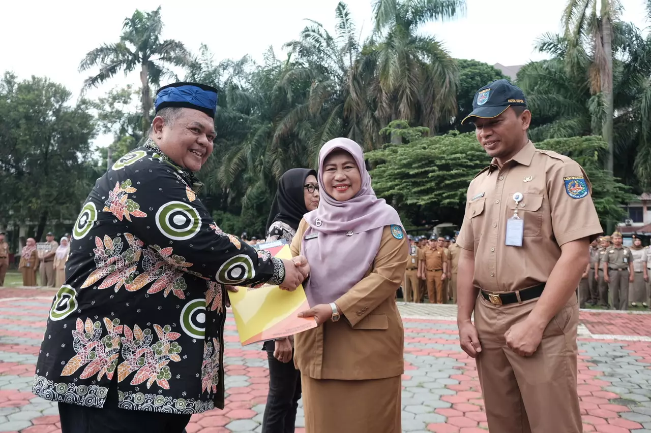 Sekda Depok Serahkan SK Pensiun Kepada Dua ASN