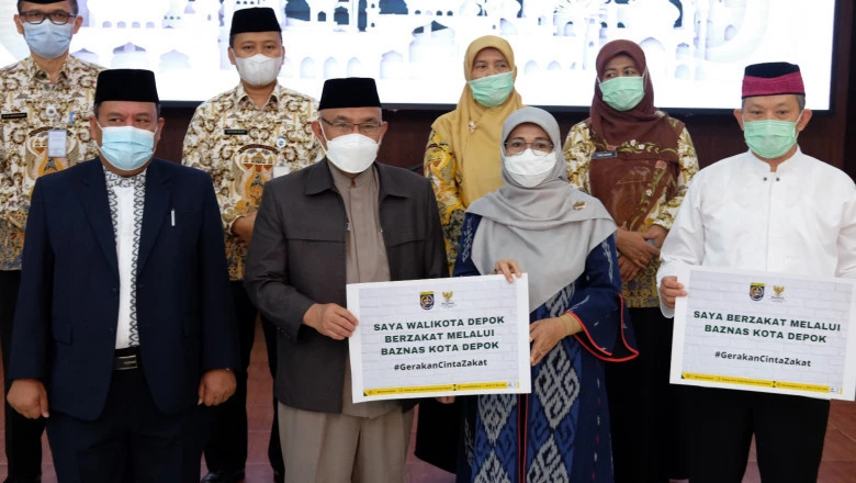 Wali Kota Depok Serahkan Zakat Kepada Baznas dan Bantuan Untuk Warga Terdampak Covid-19
