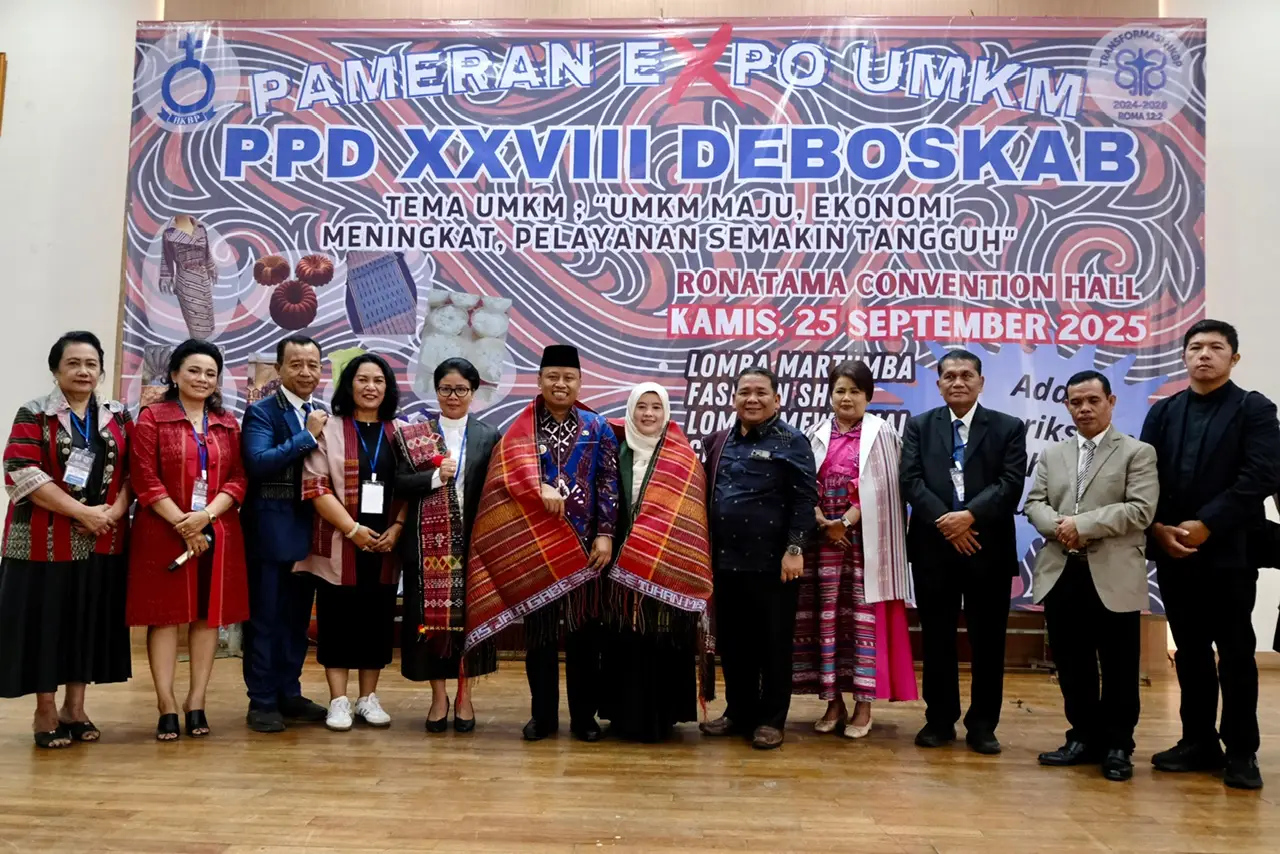 Cinta Berbalut Ulos, Cing Ikah Terpukau Kreativitas Pelaku UMKM di Pameran Expo HKBP Depok