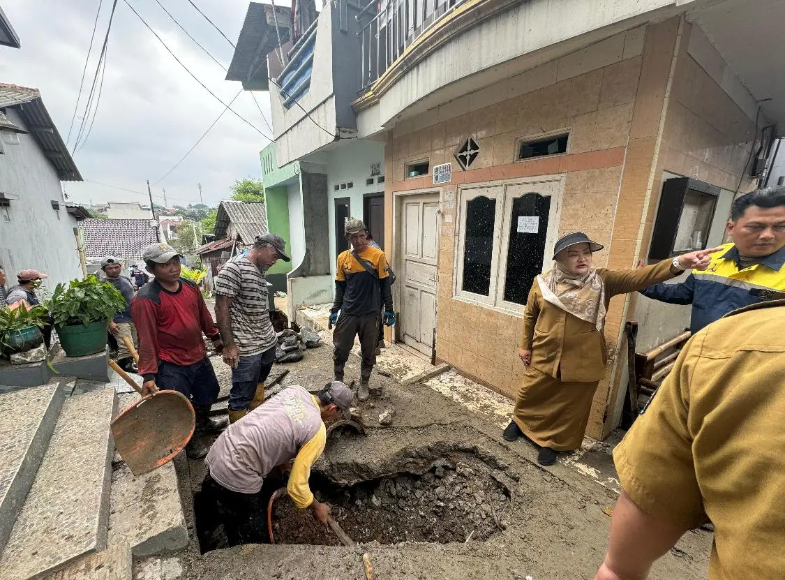 Kepala DPUPR Tinjau Jalan Amblas di Kelurahan Tugu