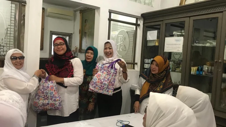 Lansia di Depok Dibekali Pelatihan Kerajinan Tangan   