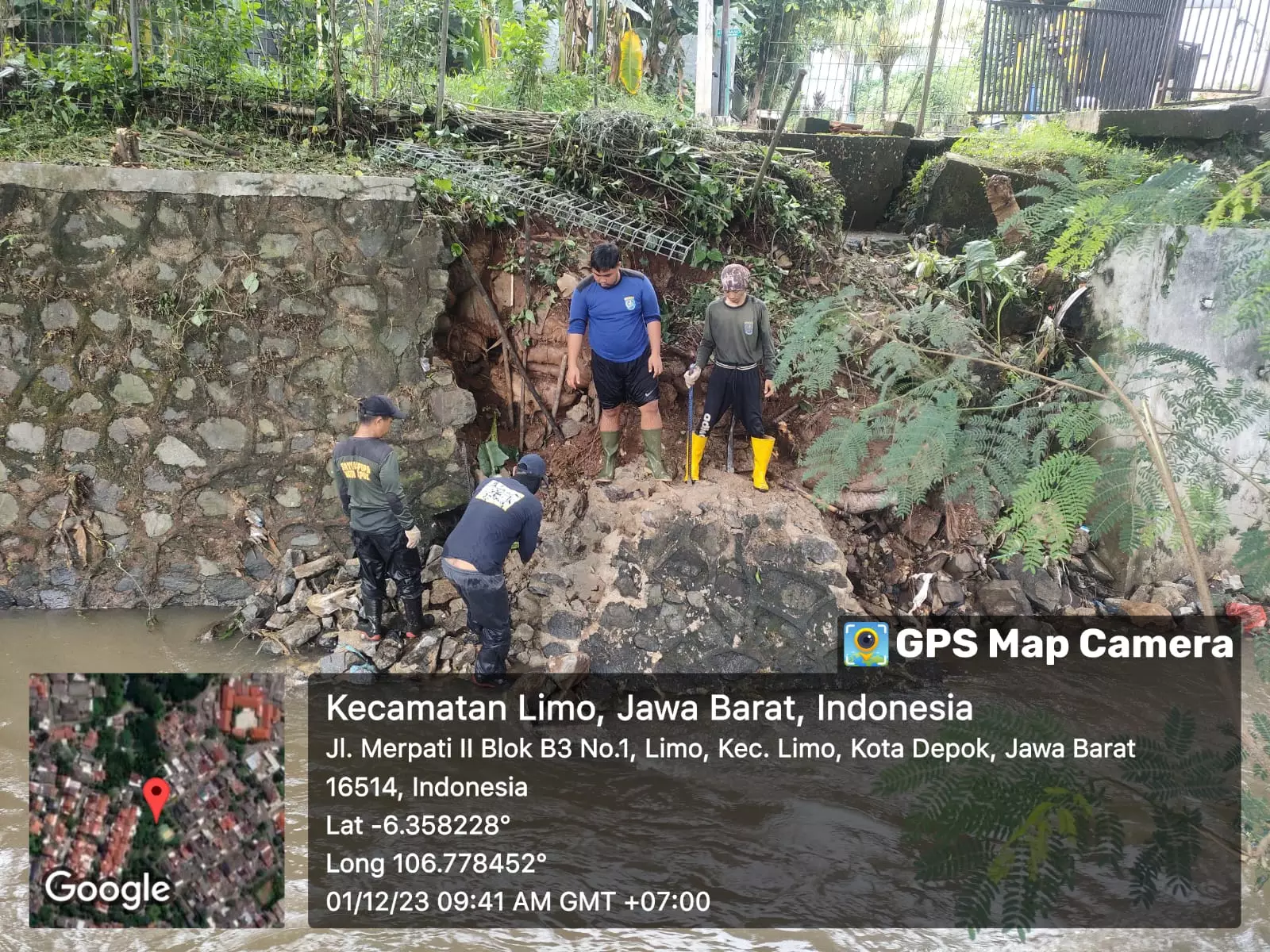 Material Turap Ambrol di Kali Grogol Diangkut