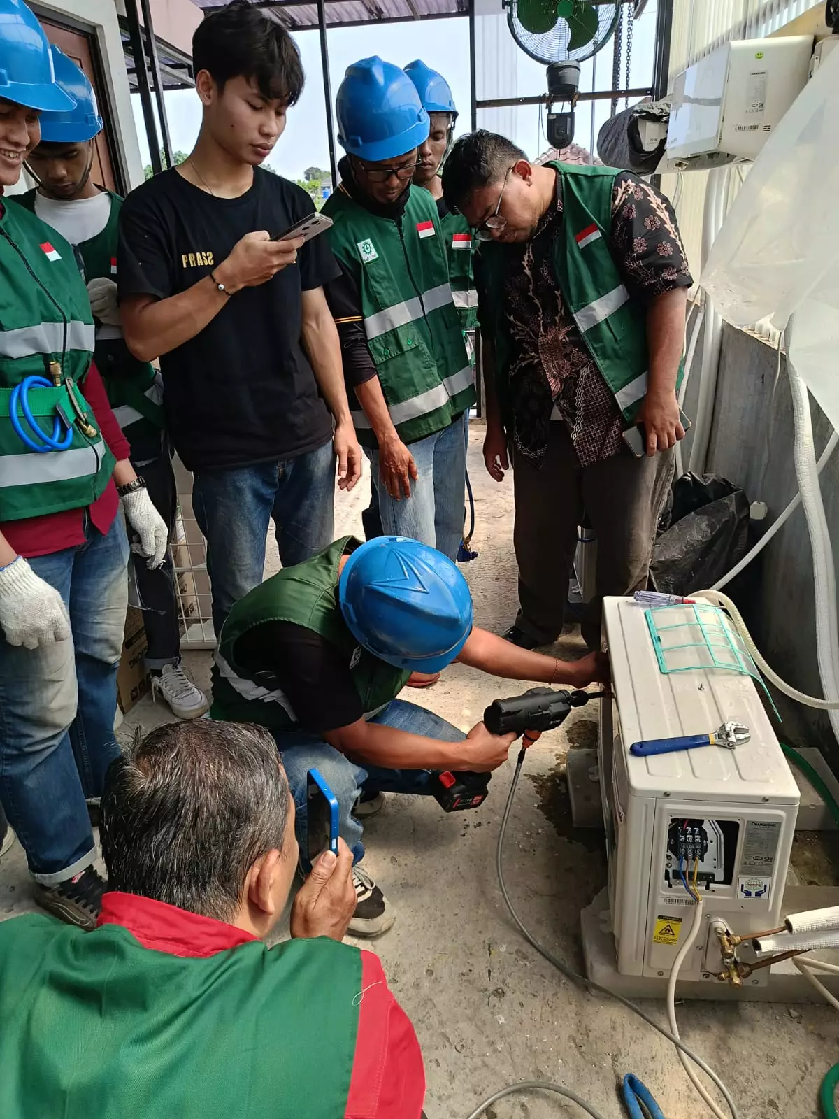 Puluhan Warga Mampang Belajar Service AC
