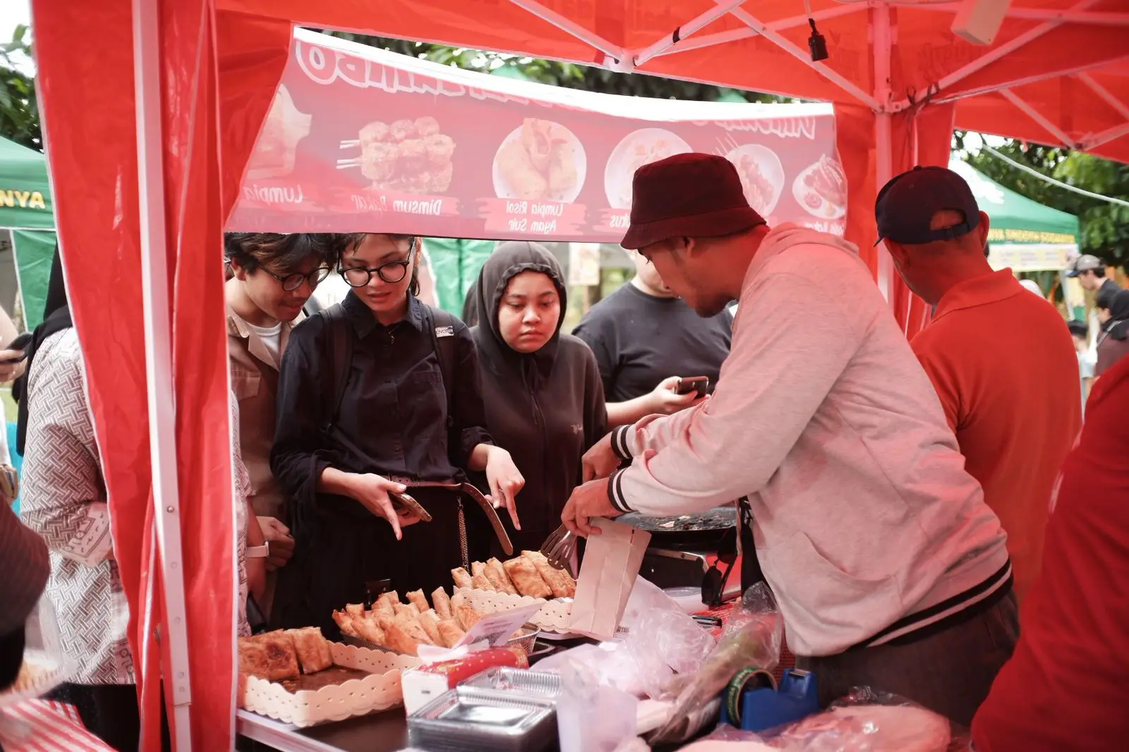 Warga Antusias Datangi Pasar Takjil Ramadan Kukusan Setiap Sore