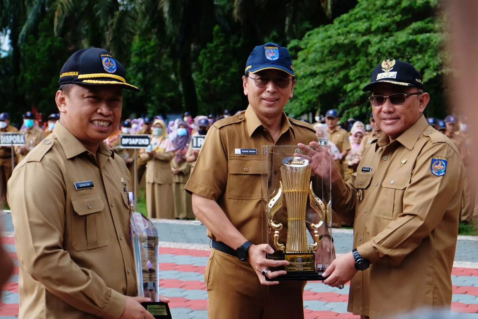 Wali Kota Serahkan Penghargaan Forum Musrenbang Tingkat Provinsi dan Digital Government Award 2023