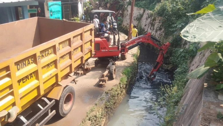 Mulai Dangkal, Satgas DPUPR Depok Normalisasi Saluran di Pangkalan Jati