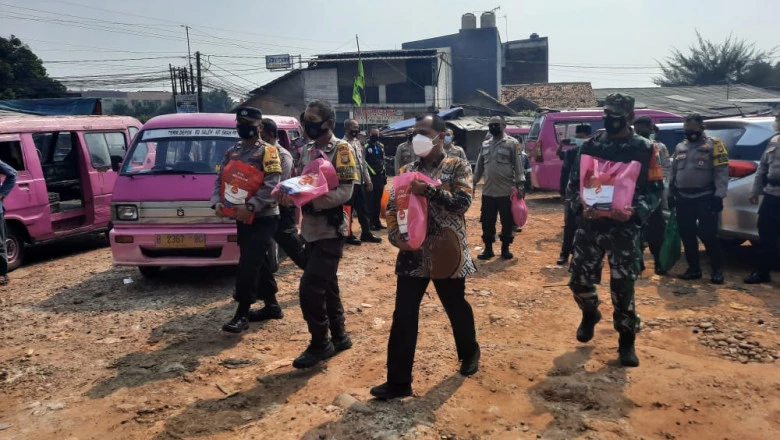 Polsek Sukmajaya Bagikan Beras ke Sopir Angkot