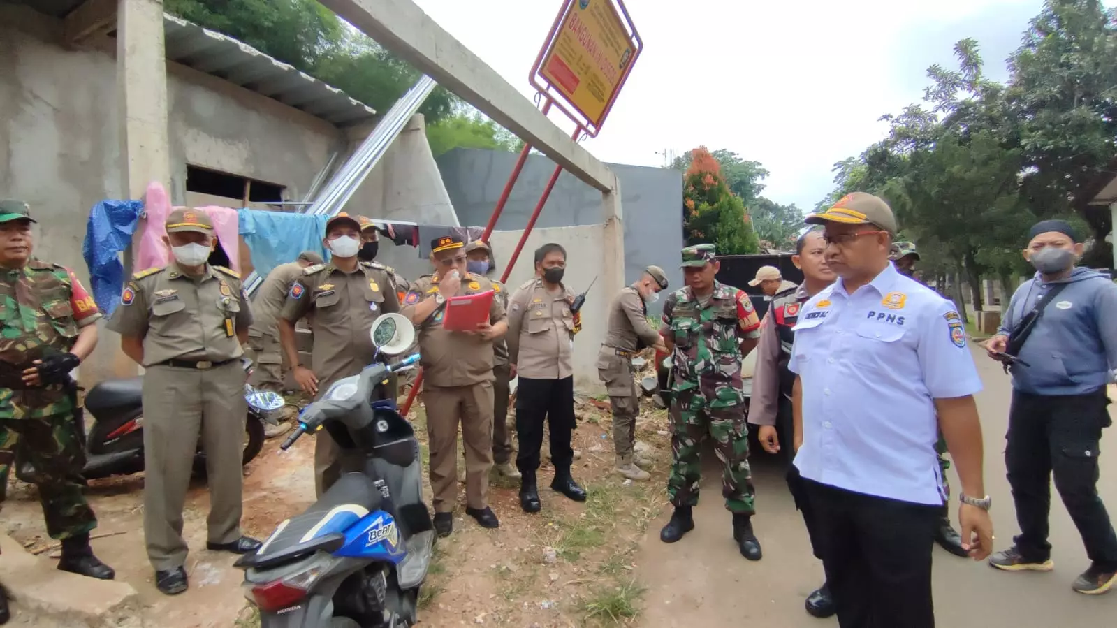 Bangunan Toko Tidak Berizin di Kelurahan Limo Disegel Satpol PP