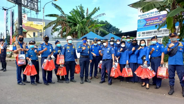 Peringati HUT ke-103, Damkar Depok Bagikan 200 Paket Masker dan Hand Sanitizer