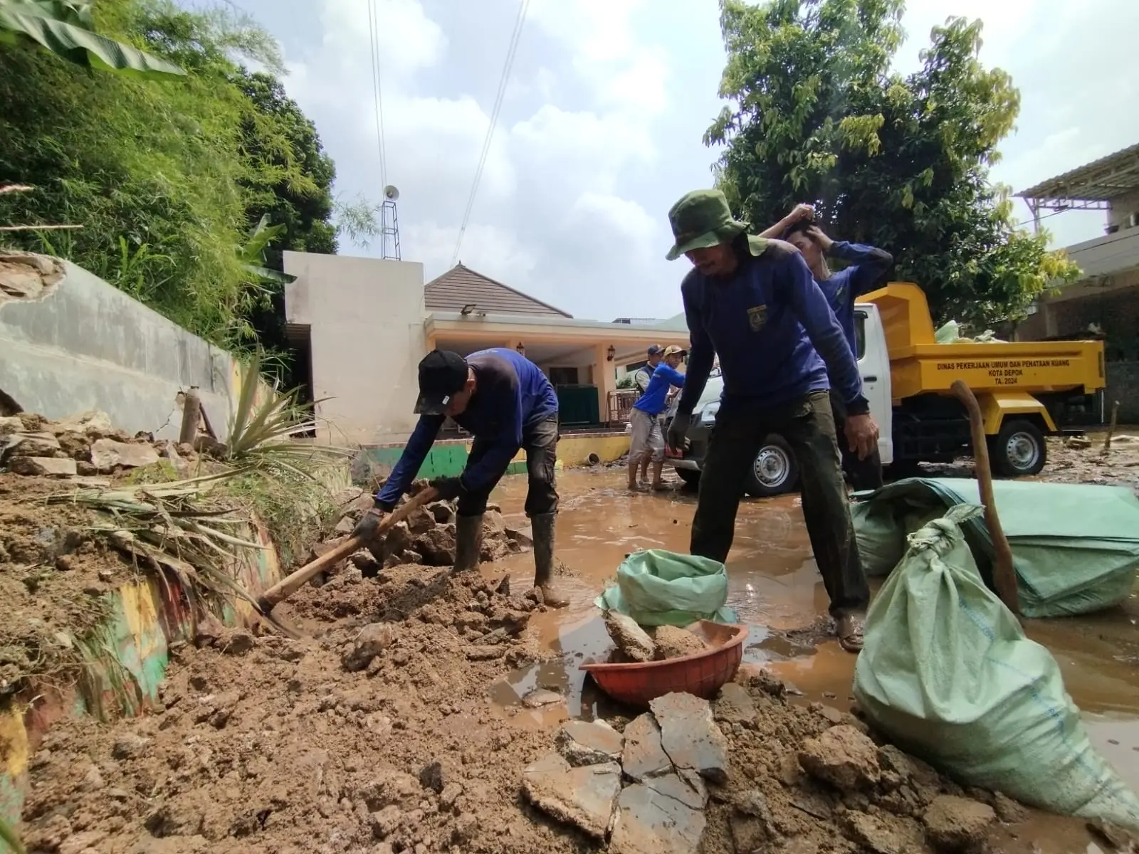 Aksi Petugas DPUPR dan Damkar Depok Berjibaku Bersihkan Sisa Banjir di Pondok Petir