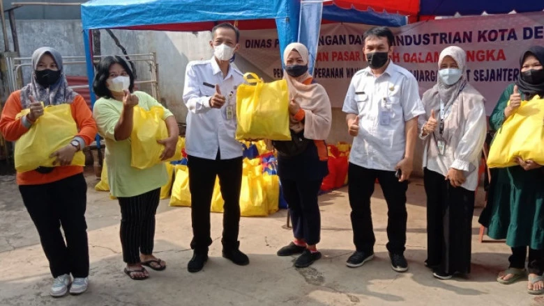 Pasar Murah di Lokasi P2WKSS Jatimulya Diserbu Warga
