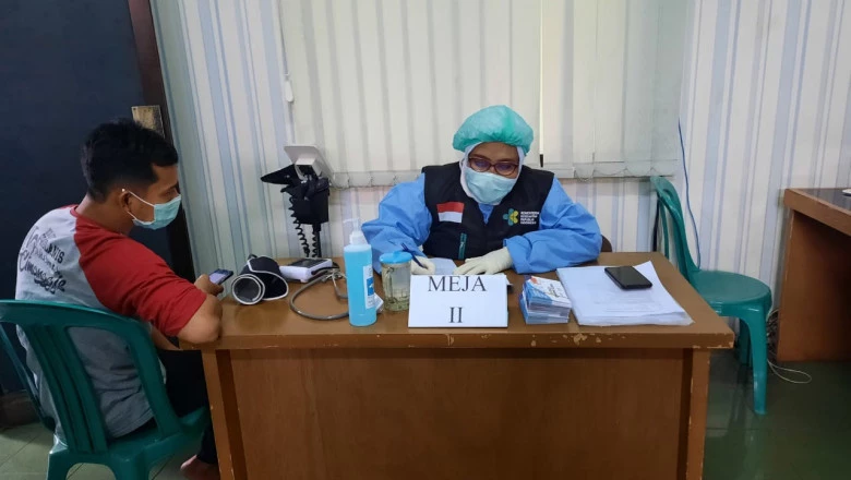 Puskesmas Cimanggis Suntik Vaksin Corona ke 20 Nakes 