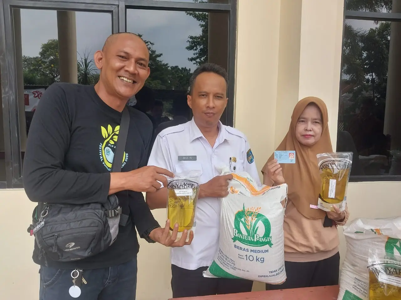 1.546 Warga Sukatani Terima Bantuan Pangan dari Kemensos RI, Dapat Beras dan Minyak Goreng