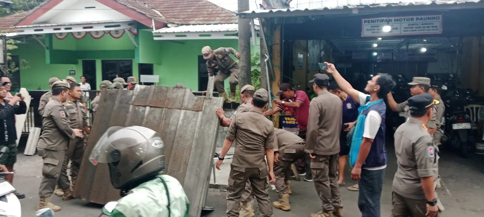 Tegas! Satpol PP Depok Tertibkan Ratusan PKL dan Bangli di Sekitar Stasiun Depok Lama
