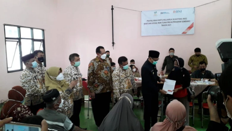 3.300 KK di Cipayung Terima Kartu Keluarga Sejahtera