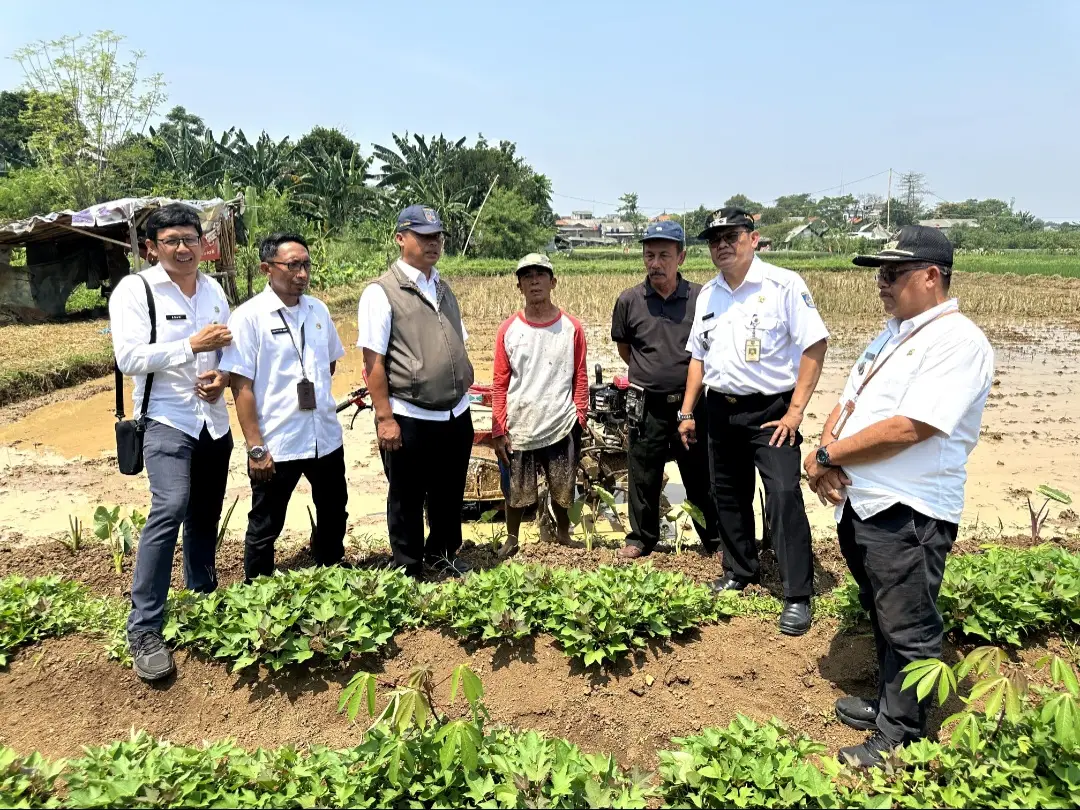 Pemkot Depok Salurkan Dua Unit Handtraktor ke Petani Cimpaeun