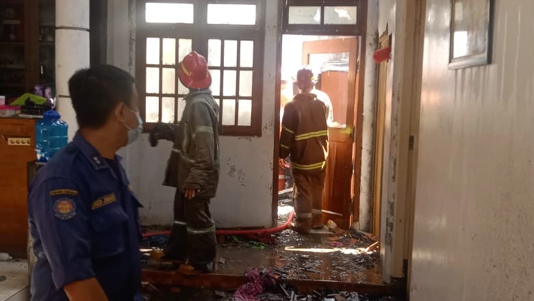 14 Personel Damkar Depok Gerak Cepat Atasi Kebakaran di Sukamaju Baru