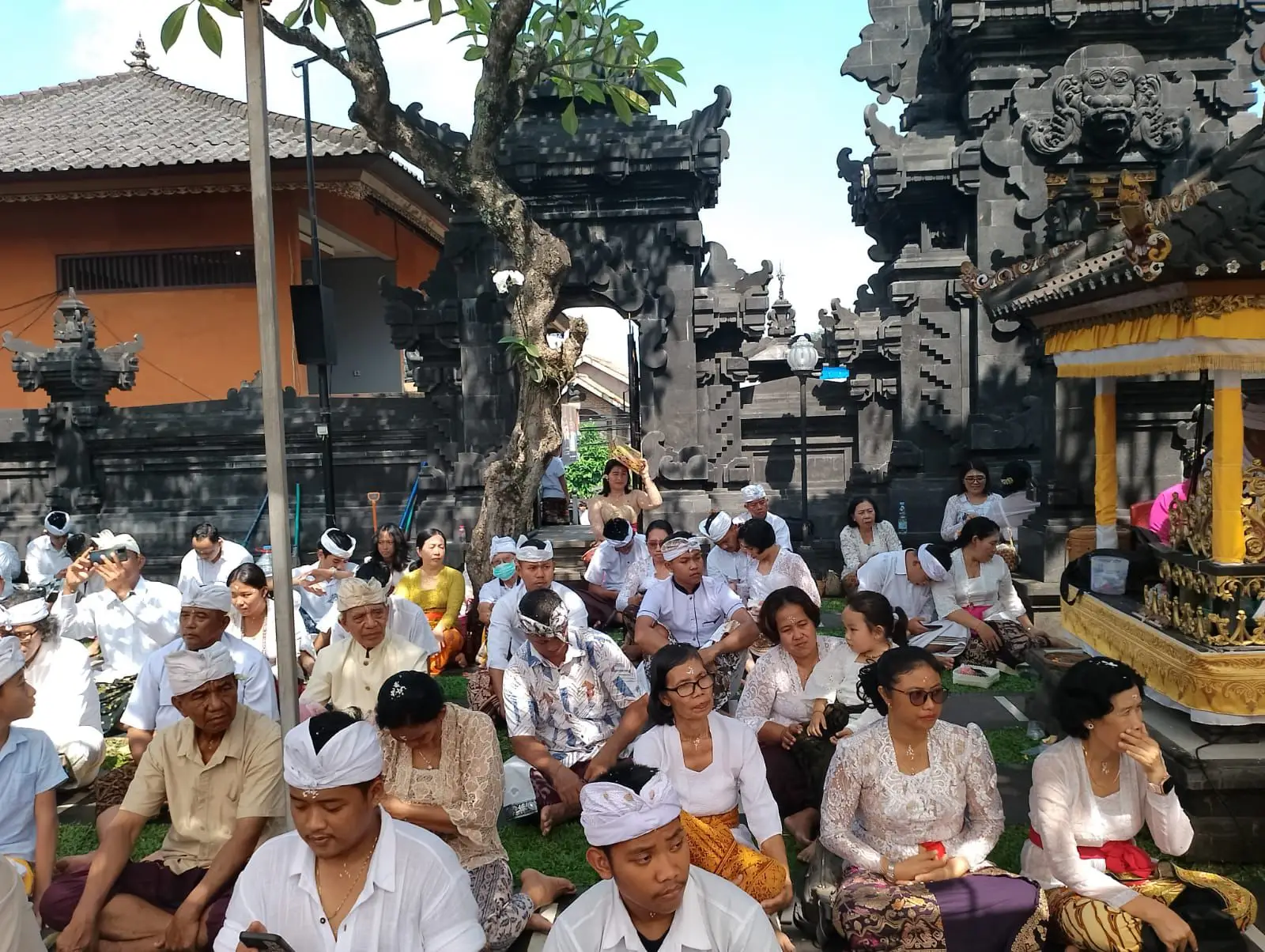Sambut Tahun Baru Saka 1948, Umat Hindu Tempek Kelapadua Gelar Persembahyangan