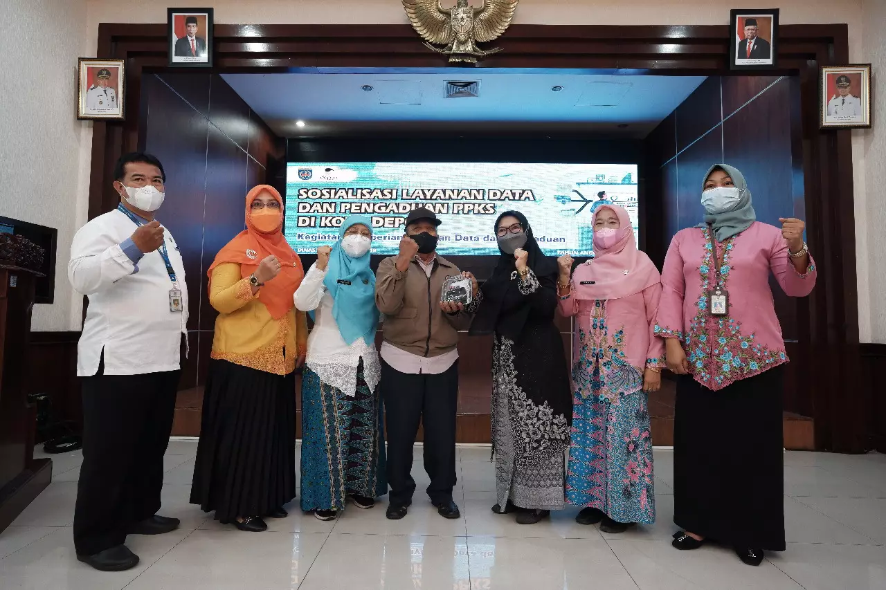 Lansia di Cipayung Bahagia Terima Bantuan Kursi Roda dan Alat Bantu Dengar