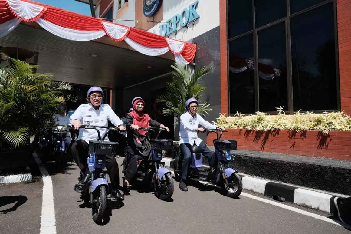 Wali Kota dan Wakil Wali Kota Depok Uji Coba Sepeda Listrik