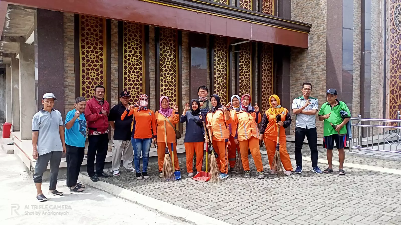 Persiapan Tarling Ramadan, Warga Ratujaya Bebersih Lingkungan Masjid Jami' An-Najat