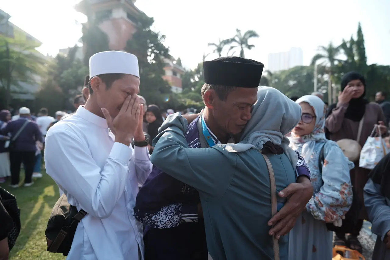 Tangis Haru Iringi Pelepasan Jamaah Calon Haji Kloter Pertama Kota Depok